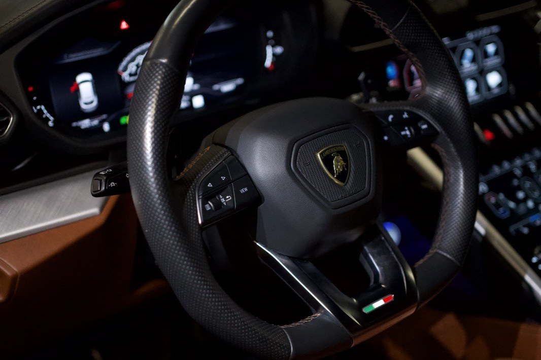 Lamborghini Urus gear selector and cockpit